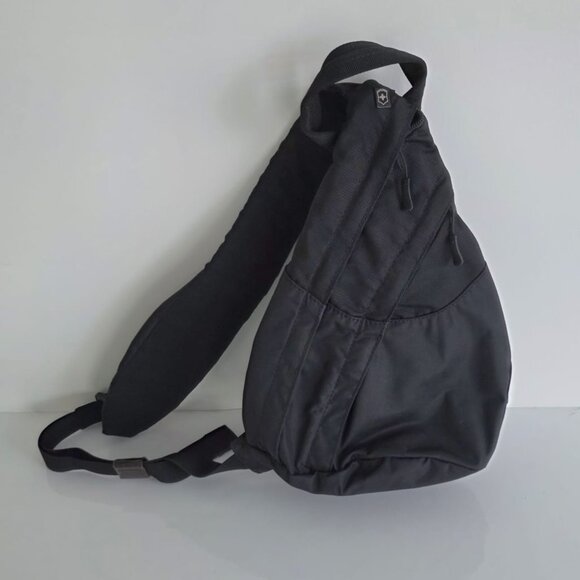 VICTORINOX SLING BAG! ๐๐๐ - Picture 2 of 16